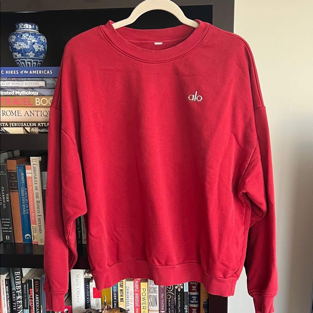 Alo Accolade Crewneck Sweatshirt in Victory Red